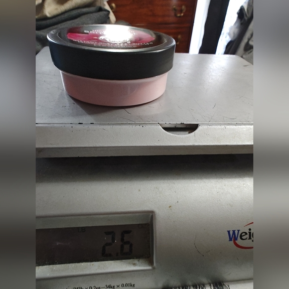 The Body Shop bundle of 2 New British Rose Instant Glow Body Butters - Picture 2 of 4